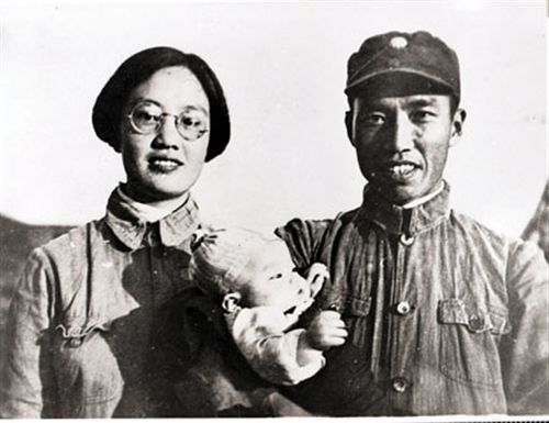 左权与妻子刘志兰、女儿左太北的合照