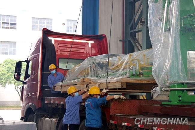 桂林橡机首台77吋新型双模液压硫化机交付